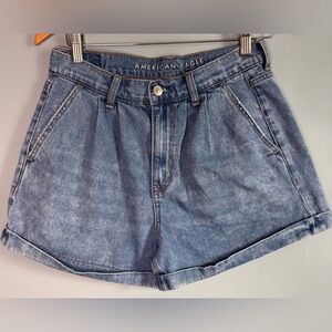 American Eagle High Rise Mom Denim Shorts Size 6 Light Wash Cuffed